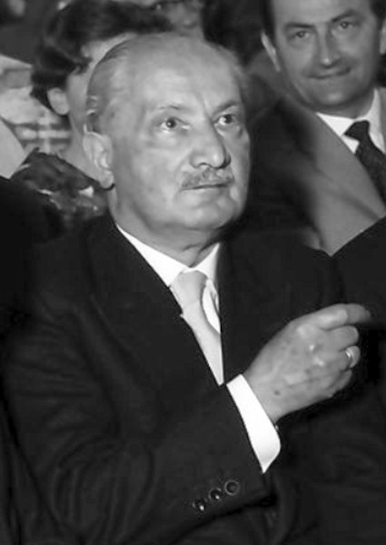 Fotografia de Martin Heidegger, influente filósofo alemão que nunca se arrependeu do apoio explícito ao partido de Hitler.
