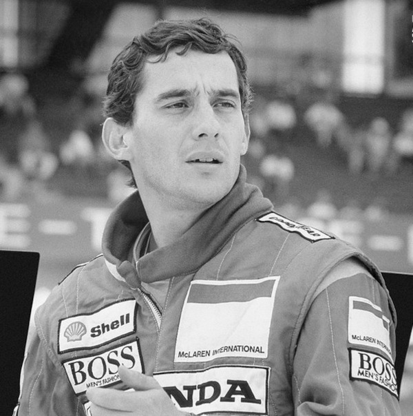 Fotografia em preto e branco de Ayrton Senna, um dos pilotos de maior sucesso da história da Fórmula 1.