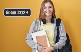 Estudante branca sorrindo, texto Enem 2024