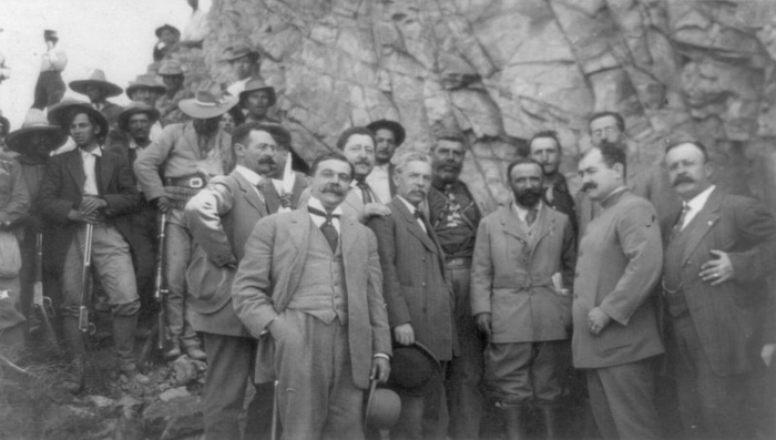 Francisco Madero (com a mão no bolso) reunido com líderes revolucionários em 1911.