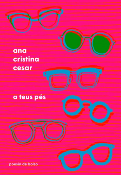 Vários óculos em capa cor-de-rosa do livro de Ana Cristina Cesar, representante da poesia marginal.