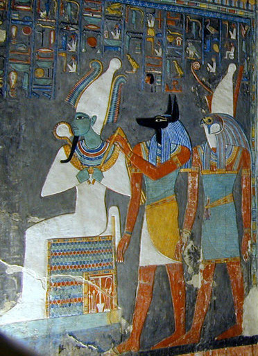 Representação de Osíris sentado em um trono, ao lado de Hórus e Anúbis.