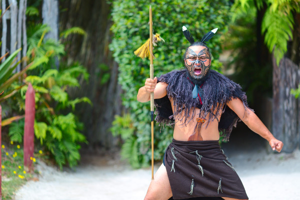 Representante maori, um dos povos originários, realizando ritual.