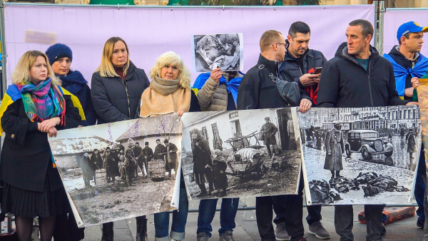 Ucranianos protestando devido à morte de ucranianos durante Holodomor.[1]