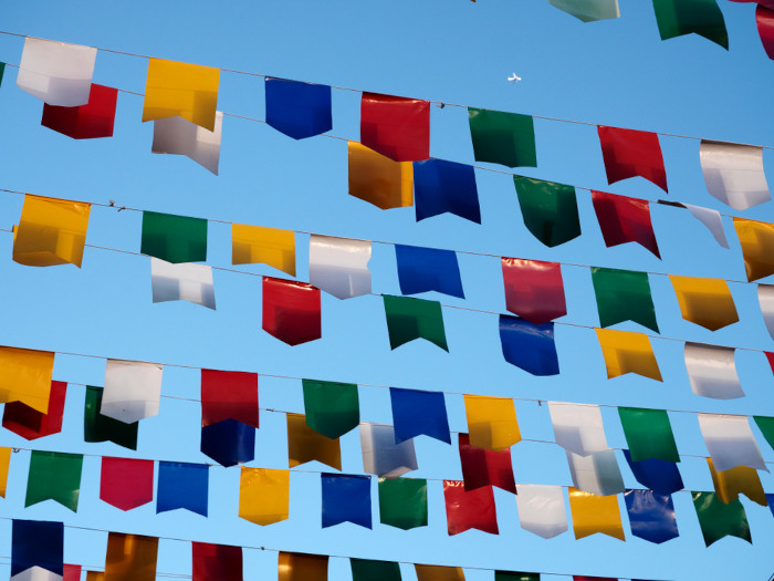 Bandeirinhas (ou bandeirolas), um dos principais itens da decoração da Festa Junina.