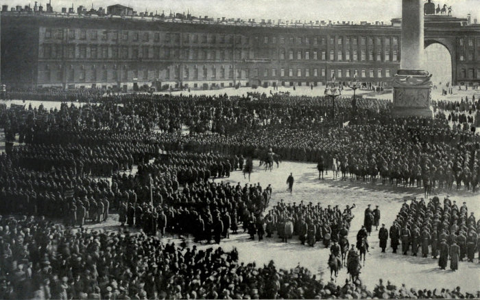 Oficiais russos reunidos durante a Revolução de Outubro de 1917, que marcou a vitória dos bolcheviques.