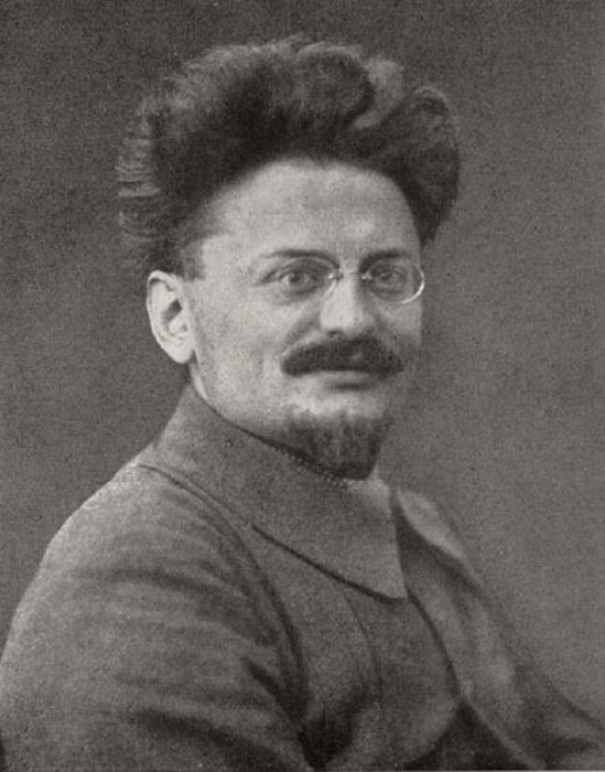  Fotografia de Leon Trotsky de 1919, em texto sobre bolcheviques e mencheviques.