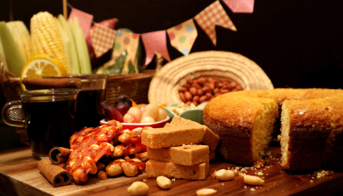 Diferentes tipos de comidas tradicionais da Festa Junina.