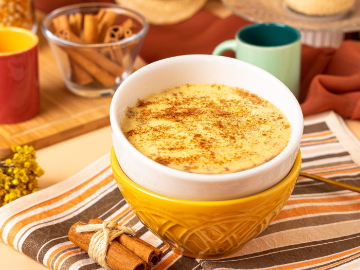 Tigela com curau, uma das comidas de Festa Junina.