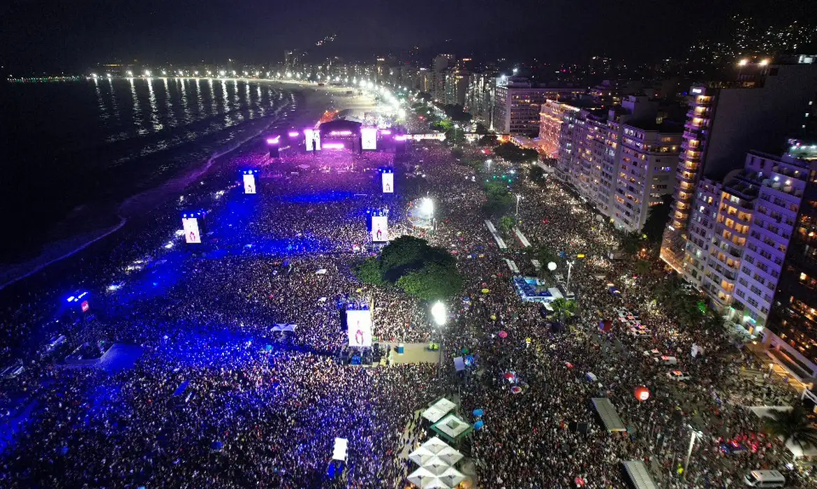 Multidão no show de Madonna na praia de Copacabana, no Rio de Janeiro.