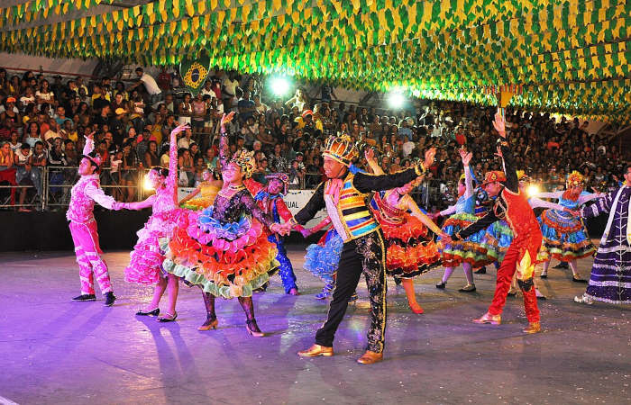Grupo dançando quadrilha, a principal dança da Festa Junina.