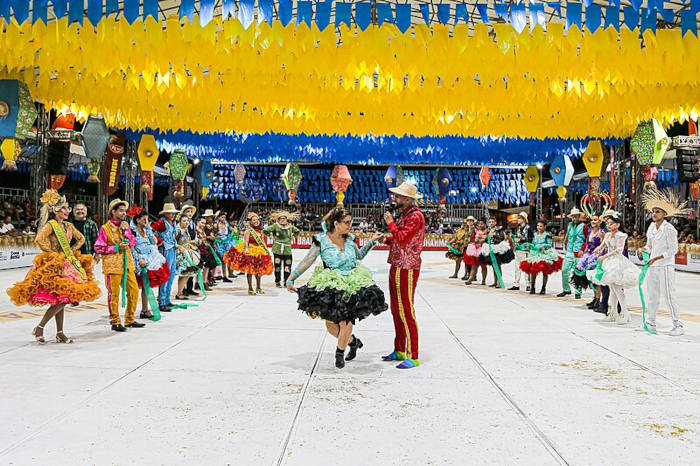 Pessoas dançando quadrilha, a dança mais tradicional da Festa Junina.
