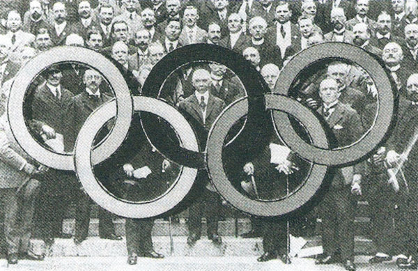 Apresentação dos anéis olímpicos, um dos principais símbolos olímpicos, em 1913.