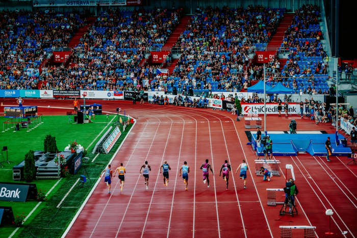 Homens competindo no atletismo, um dos esportes olímpicos mais tradicionais que existem.