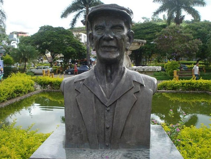 Busto de Chico Xavier, médium que contribuiu para a popularização do espiritismo no Brasil, em Pedro Leopoldo, Minas Gerais.