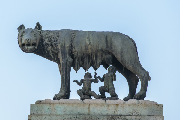 Estátua representando Rômulo e Remo sendo amamentados por uma loba.