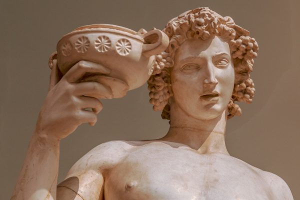 Fotografia de uma estátua de Dioniso.