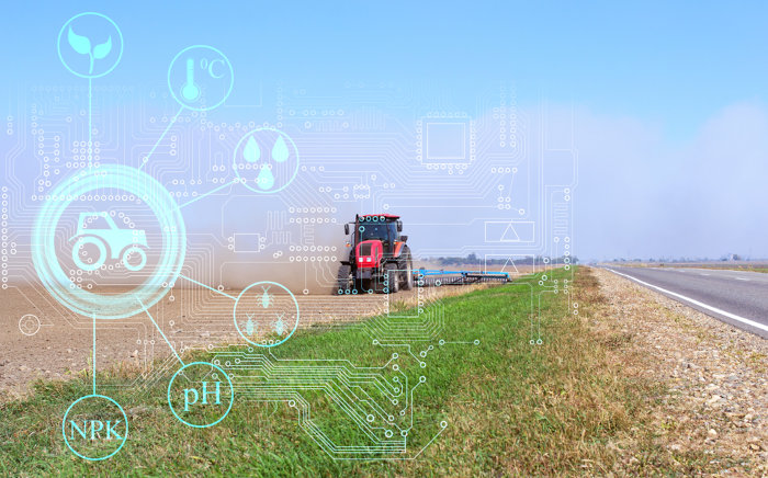 Trator em plantação, uma alusão aos sistemas de inteligência artificial incorporados em máquinas agrícolas.