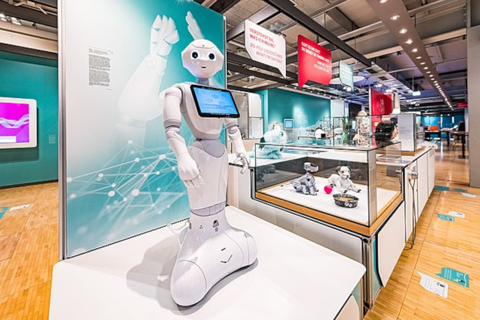 Robô com inteligência artificial em feira de exposição tecnológica.