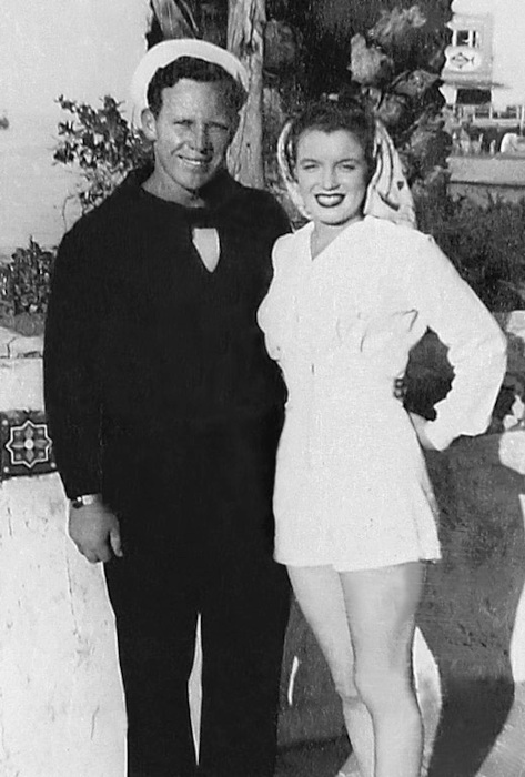 Marilyn Monroe e James Dougherty, seu primeiro marido.