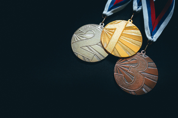 Medalhas olímpicas de ouro, de prata e de bronze, um dos principais símbolos olímpicos.