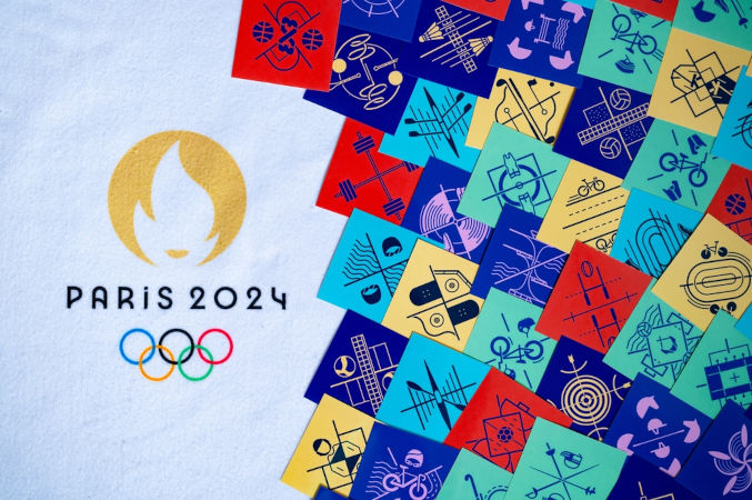 Emblema das Olimpíadas de Paris 2024 ao lado de cartões com as modalidades esportivas que serão disputadas.