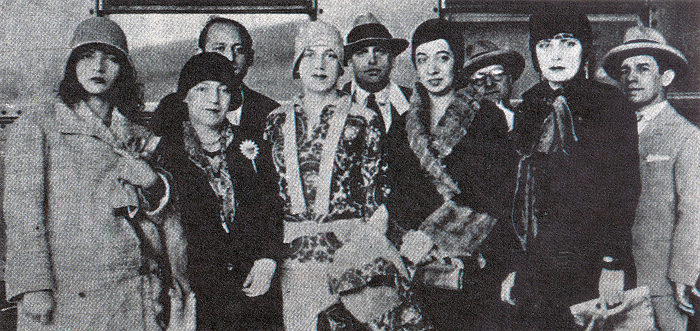 Pagu (a primeira à esquerda) ao lado de Tarsila do Amaral, Oswald de Andrade, Anita Malfatti e outros artistas, em 1929. 