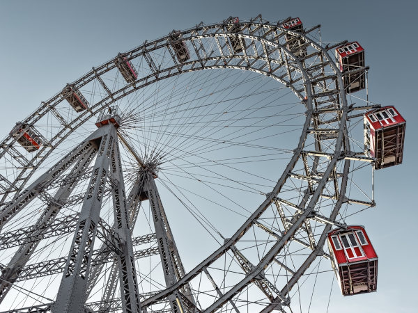 Roda gigante em um parque de diversões, uma alusão ao movimento circular uniforme.