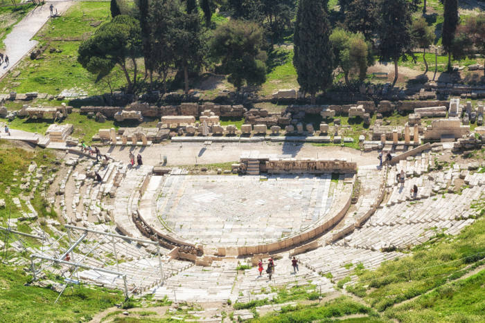 Ruínas do Teatro de Dioniso, em Atenas, construído ao lado de templos antigos desse importante deus para a cultura grega.