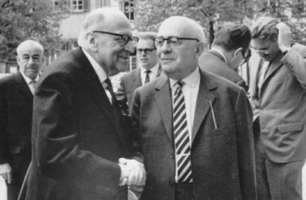 Adorno (à esquerda) e Horkheimer (à direita), teóricos que deram origem ao conceito de indústria cultural.