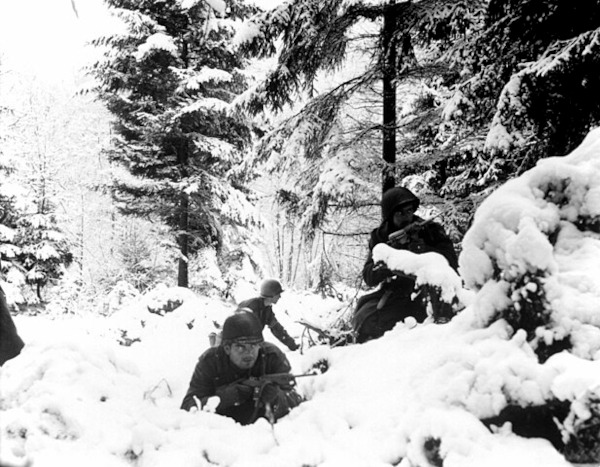 Soldados americanos enfrentando uma nevasca durante a Batalha das Ardenas.