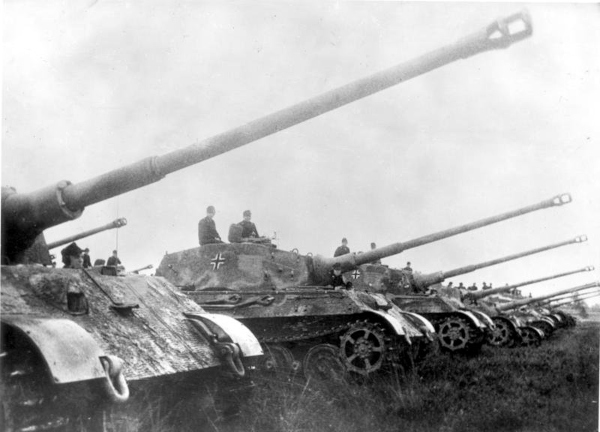 Tanques de guerra da divisão Panzer alemã durante a Batalha das Ardenas.