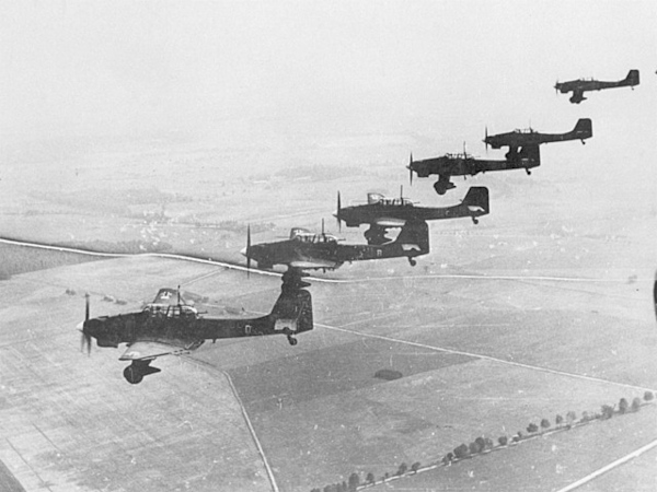 Divisão alemã realizando ataques aéreos na primeira etapa da Blitzkrieg.