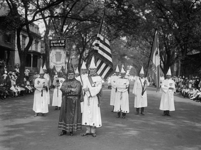 Desfile de membros da Ku Klux Klan na Pensilvânia, nos EUA, em 1925. 