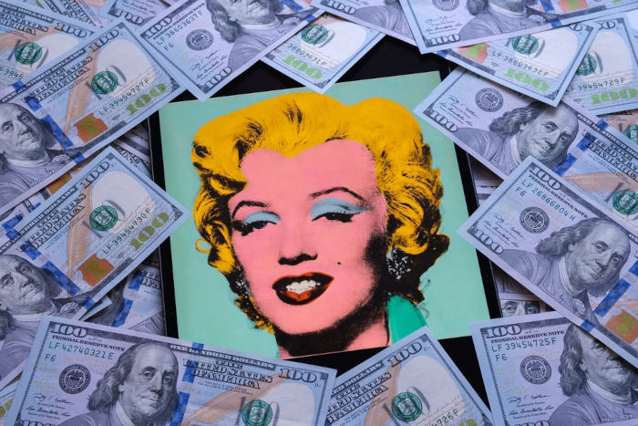 Retrato de Marilyn Monroe feito por de Andy Warhol, cujo trabalho remete à indústria cultural.