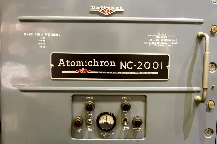 Relógio atômico Atomichron, o primeiro relógio atômico comercial.