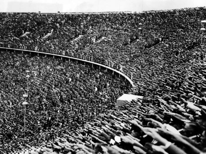 Multidão fazendo a saudação nazista “Heil Hitler”, pensada por Joseph Goebbels.
