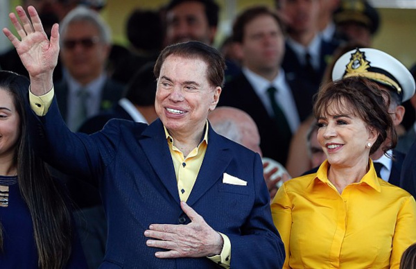 Silvio Santos ao lado de sua atual esposa, Iris Abravanel. [2]