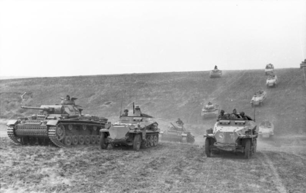 Tanques de guerra em Blitzkrieg alemã.