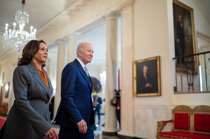 Joe Biden ao lado de Kamala Harris, sua então vice-presidente.