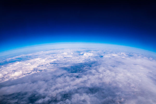 Vista externa do planeta Terra e da troposfera, uma das cinco camadas da atmosfera terrestre.