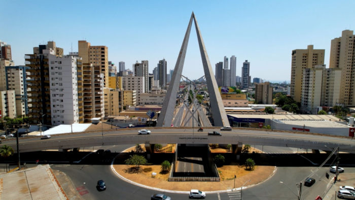 Vista de viaduto em Goiânia, em texto sobre história de Goiás.