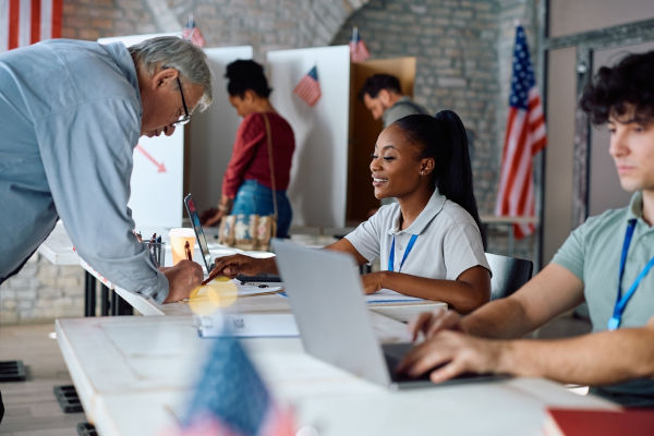 Idoso se inscreve para votar no sistema eleitoral dos Estados Unidos.