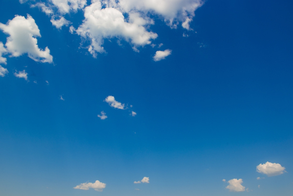 Imagem do céu, uma ao seguinte questionamento: “Por que o céu é azul?”.