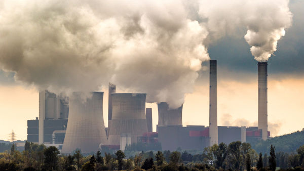 Emissão de gases poluentes em um cenário de poluição, um dos principais impactos antrópicos registrados na atmosfera.