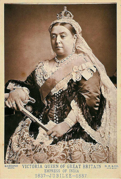 Rainha Vitória em registro do seu jubileu de ouro, quando completou 50 anos de reinado, em 1887.