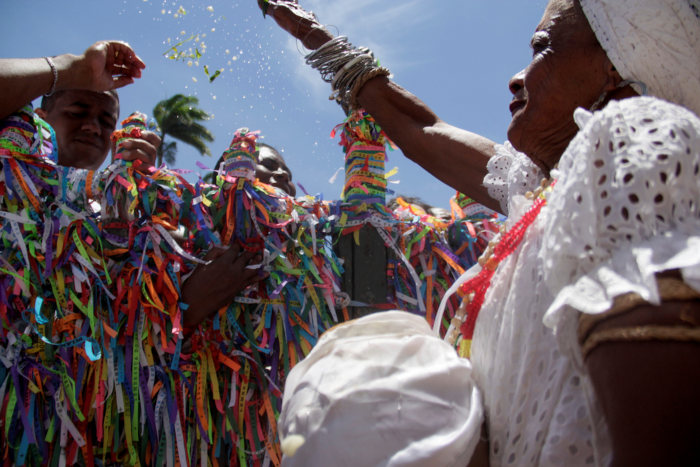 Praticantes de religião afro-brasileira durante ritual. 