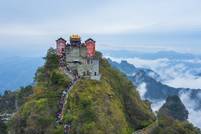 Mosteiro da religião taoista no alto de uma montanha, na China.