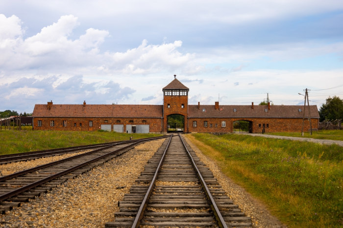 Entrada principal do campo de extermínio de Auschwitz, local onde Mengele praticou diversos dos seus crimes.