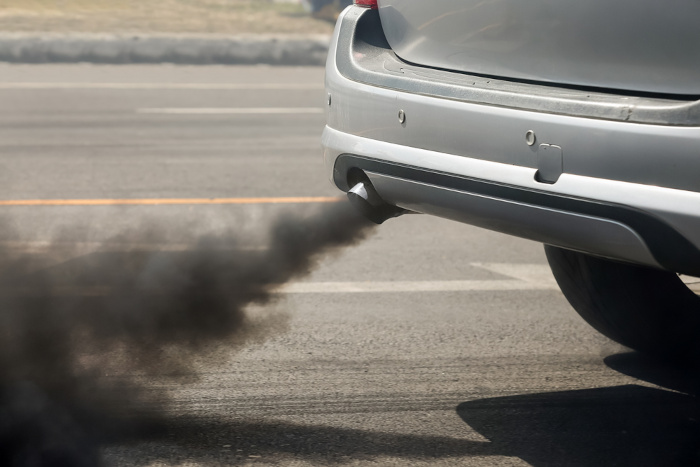 Queima de gasolina (composto orgânico) no escapamento de um carro.